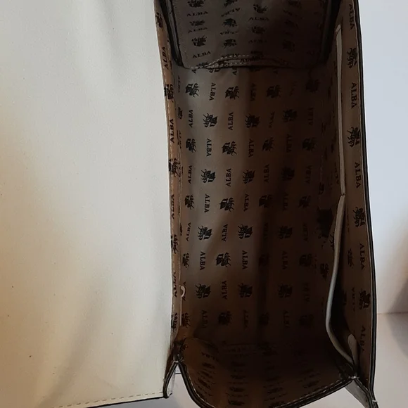 ALBA  Handbag.   SMOKE FREE HOME - Picture 3 of 6